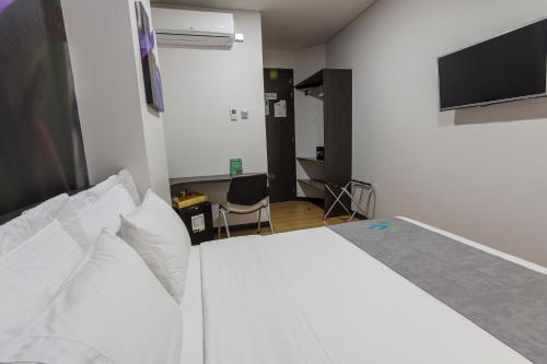 Hotel Vivre Located in Laureles, Hotel Vivre is a perfect starting point from which to explore Medellin. Both business travelers and tourists can enjoy the propertys facilities and services. Service-minded staff
