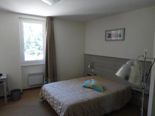 1 double bed, 1 twin bed