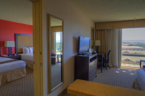 Ramada by Wyndham Phoenix Midtown - main image