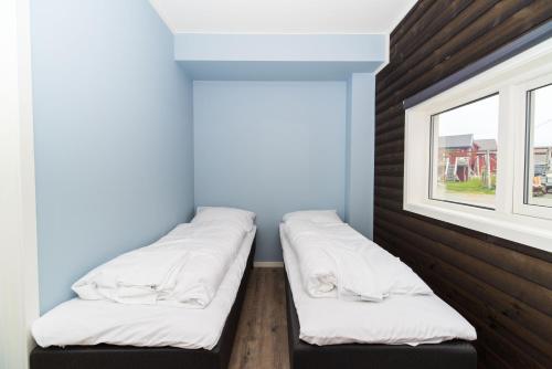 3 twin beds, 1 sofa bed