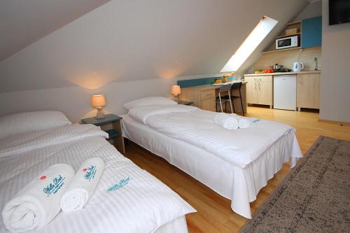3 twin beds