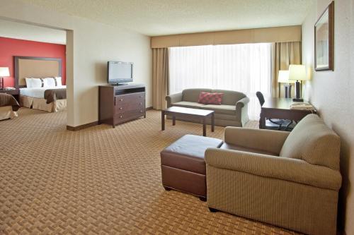 Ramada by Wyndham Phoenix Midtown - image 14