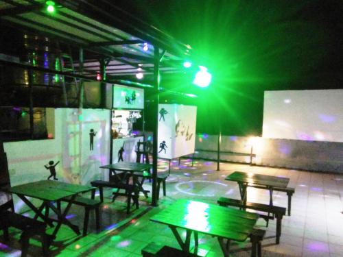 Recreational facilities, RedDoorz @ Western Highway Lodge Hotel in Marabut