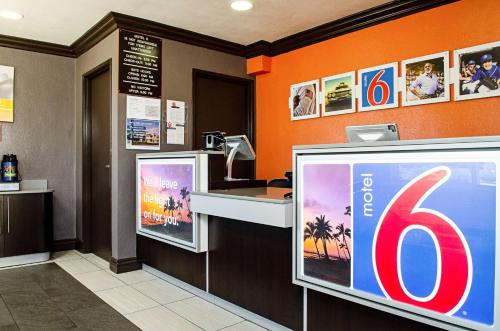 ล็อบบี้, Motel 6 Modesto, CA - Downtown in โมเดสโต (CA)
