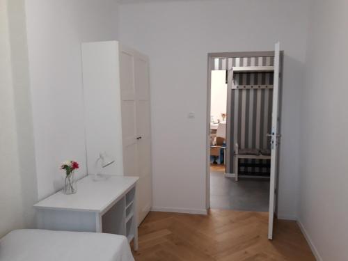 2 Bedroom City Center Apartment - image 2