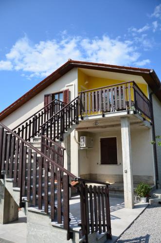 A szálláshely kívülről, Apartma Louis in Dutovlje