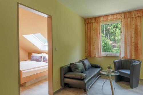1 queen bed, 1 twin bed