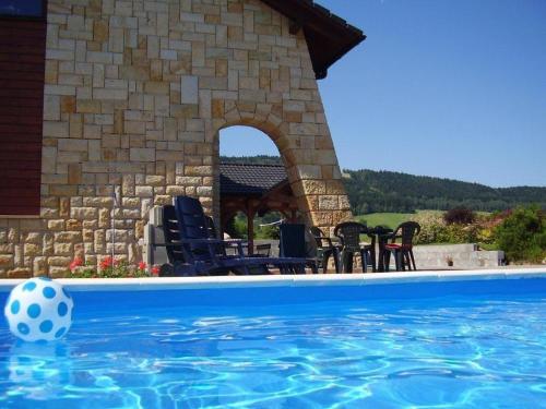 Rekreacni dum s bazenem Horni Brusnice 301 in ฮอร์นีบรูสนิเซ