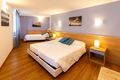 1 queen bed, 1 twin bed