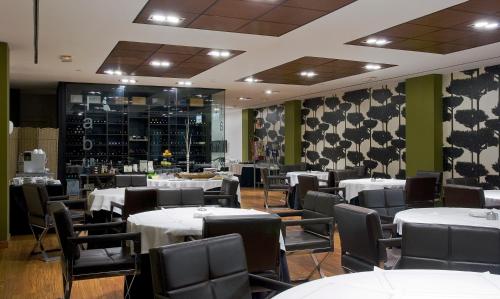 bar/salon, Hotel Nap Oviedo in Olivares