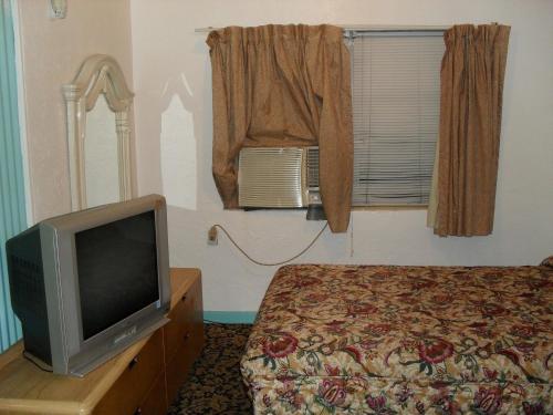 Shore Winds Motel - image 2