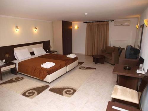 2 twin beds, 1 sofa bed