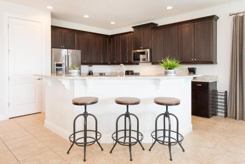 Beautiful Home Near Disney by Rentyl with Private Pool, Game Room & Resort Amenities - 141L in Orlando, USA