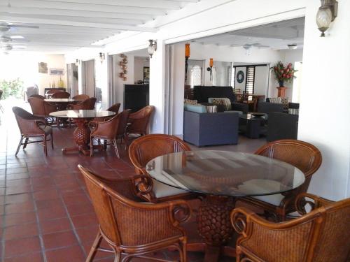 Sunset Shores Beach Hotel, Kingstown (photo 6)
