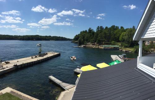 BOATHOUSE COUNTRY INN