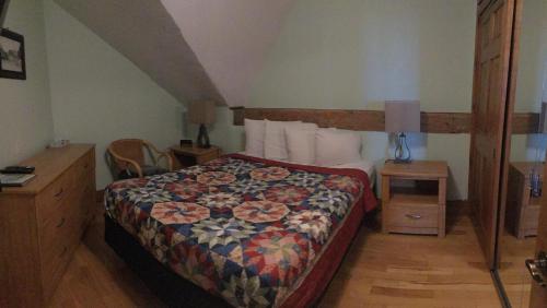 BOATHOUSE COUNTRY INN