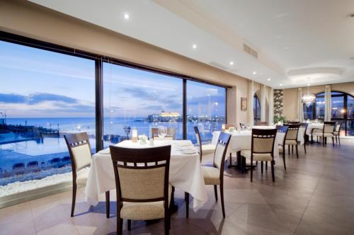 Ресторан, Marina Hotel Corinthia Beach Resort in Сент-Джуліанс