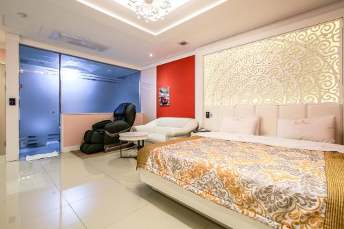 Shell Stone Yeosu Business Hotel Set in a prime location of Yeosu-si, Sheraton Yeosu Business Hotel puts everything the city has to offer just outside your doorstep. Offering a variety of facilities and services, the property provide