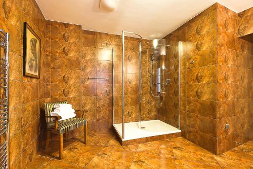 Deluxe Suite image 6