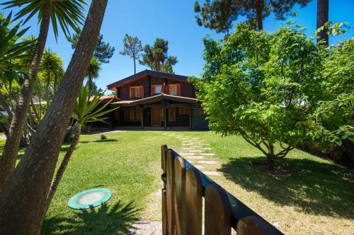 Amazing Wooden House in Aroeira Golf Courses, Charneca