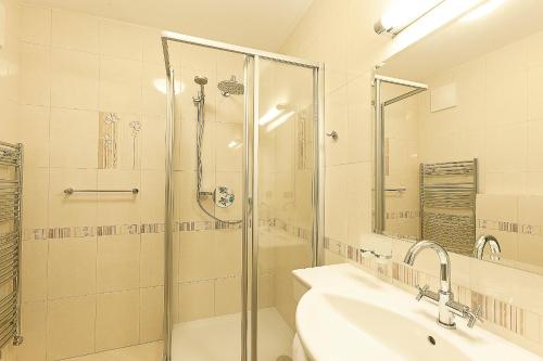 Standard Double Room image 4