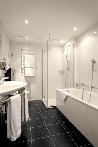 Superior Double or Twin Room image 7
