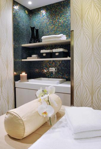 Tiffany Hotel - image 9