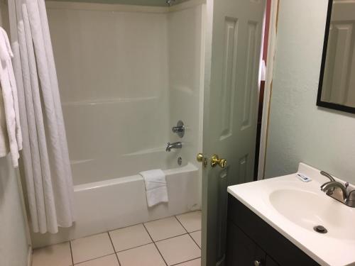 Ole Miss Motel - image 5