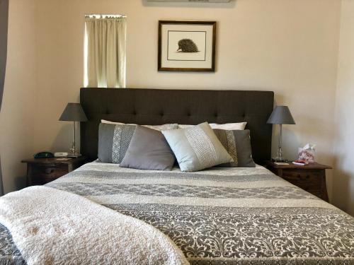 Dunmoylen House Dunmoylen House is perfectly located for both business and leisure guests in Albany. Offering a variety of facilities and services, the hotel provides all you need for a good nights sleep. Luggage st