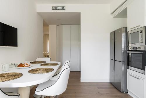 Pure White Luxury Apartment - byMyHomeinComo - image 6