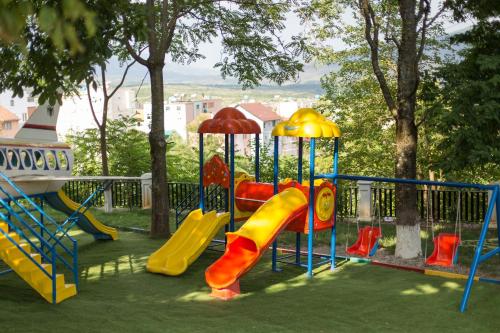 Spēļu laukums, Hotel Turizem Shkelzeni in Bajram Curri