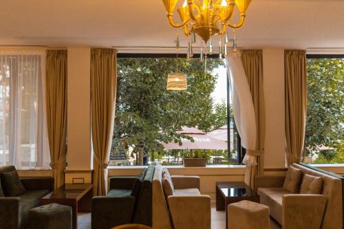 Krogs/atpūtas telpa, Hotel Turizem Shkelzeni in Bajram Curri