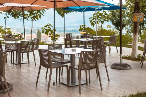 Dārzs, Hotel Turizem Shkelzeni in Bajram Curri