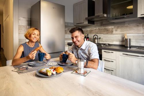 Traveller’s Home in Gourmet District Near Center!