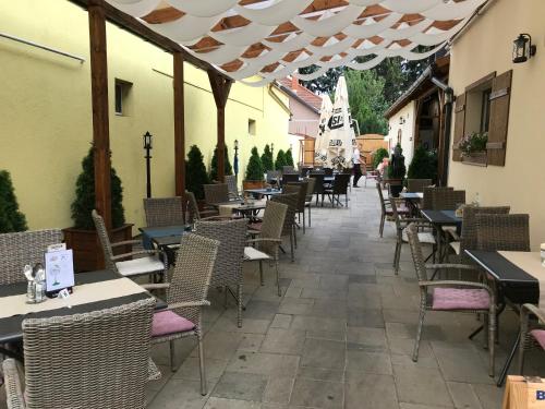 設施, Babylon Pizzéria Vendégház (Babylon Pizzeria Vendeghaz) in 米什科爾茨市中心