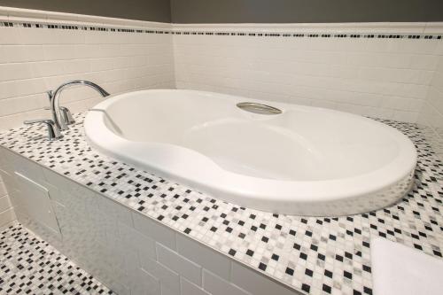 156307712 Hume Hotel & Spa