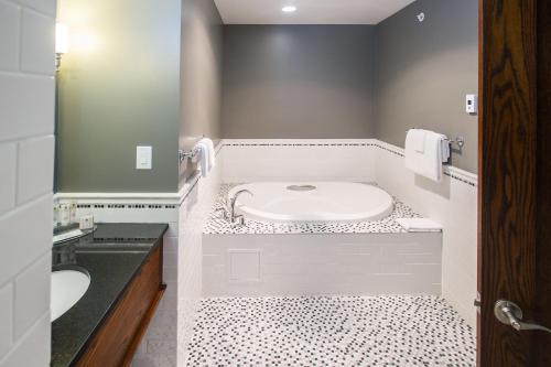 156307714 Hume Hotel & Spa