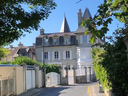 B&B Arromanches-les-Bains - DDay Aviators Le Manoir - Bed and Breakfast Arromanches-les-Bains