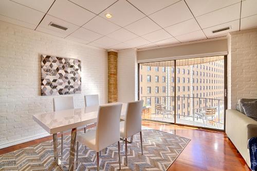 บริการและสิ่งอำนวยความสะดวก, ริเวอร์วอล์ค พลาซา โฮเทล (Riverwalk Plaza Hotel) near พิพิธภัณฑ์และห้องโถงบัคฮอร์น