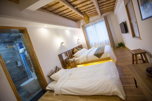 Hotels Near West Lake Colored Port View Fish Garden - 