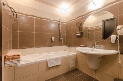 Hunguest Hotel Apollo - image 7