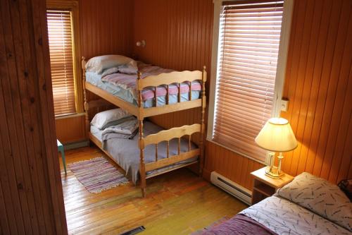 1 queen bed, 2 twin beds