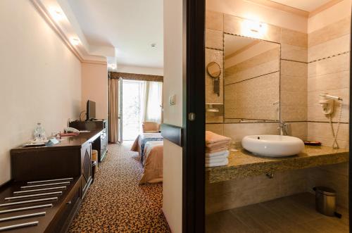 Hunguest Hotel Apollo - image 3