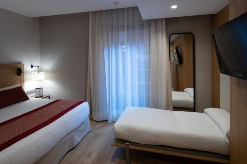1 double bed, 1 twin bed