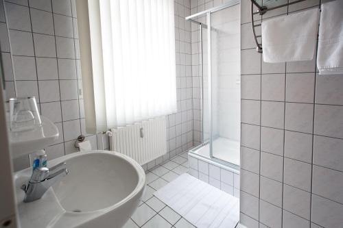 ห้องน้ำ, Landhotel Zum Pottkuchen in คัลเบอ (มิลเดอ)