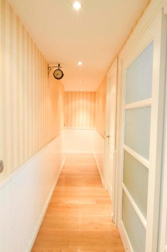 Cremades Duke Apartment - image 8