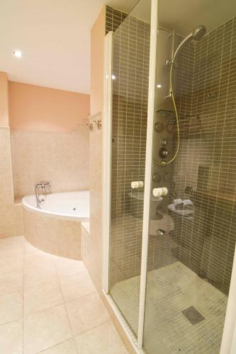 Cremades Duke Apartment - image 4