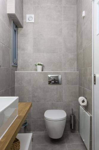 Minimal 2BD Apartment with Lycabettus view by UPSTREET