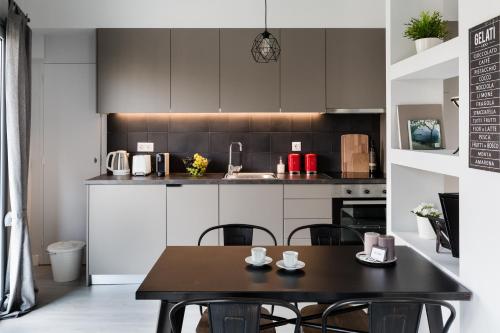 Minimal 2BD Apartment with Lycabettus view by UPSTREET, Atény (fotografie 4)