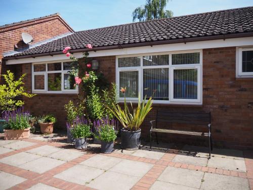 Viesnīcas āriene, Surlingham Lodge Garden Cottage in RSPB village near Norwich in Surlingham